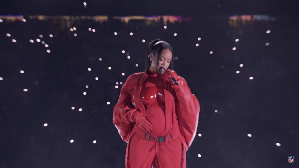 Pregnant Rihanna's Super Bowl performance gets mixed reviews